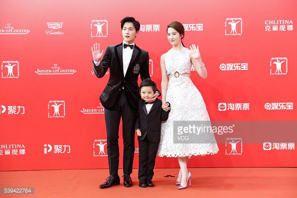 winddorm's tweet photo. #สามชาติสามภพป่าท้อสิบลี้ เดินพรมแดง SIFF 2016 Cr.gettyimages #LiuYifei #หลิวอี้เฟย #OnceUponATime #SIFF2016 https://t.co/abzrfha5Ib