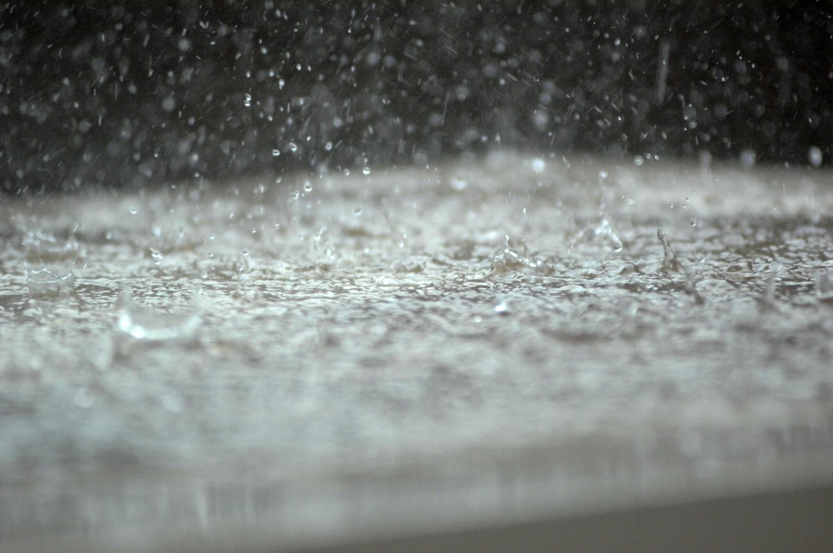 #record Il est tombé + de 1000 l d'eau par m²  à #Besançon dps le début de l'année ☔ (964 l/m² pr tt 2015) #pluie