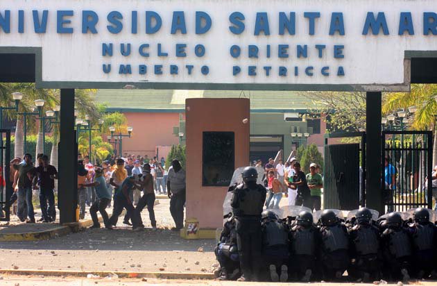 noticierovv's tweet photo. GNB dispersa protesta de estudiantes de la Santa María en Anzoátegui https://t.co/9njVT4sZZA https://t.co/oXb7iint2q