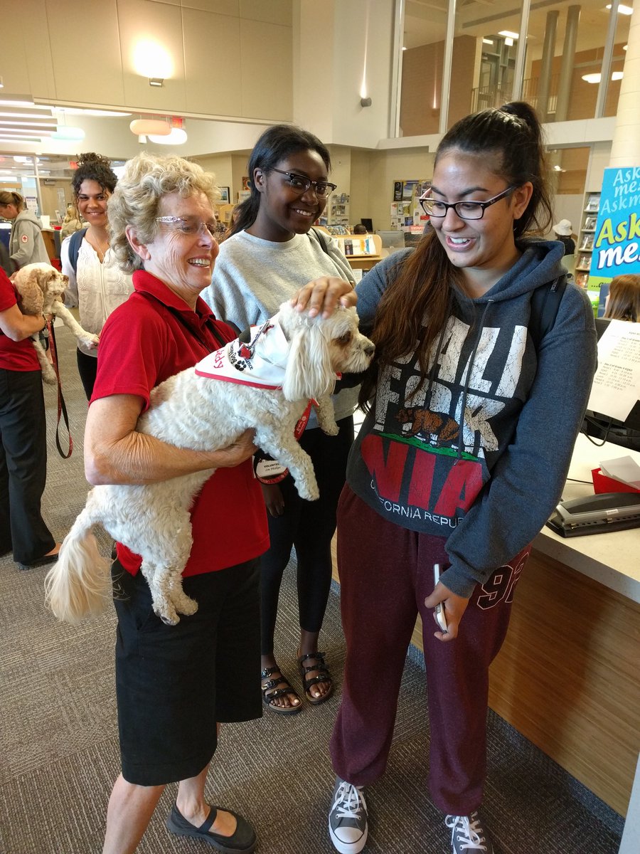 danachiarot's tweet photo. We're helping to overcome student #dogphobias one #barkbreak at a time! https://t.co/VJgfqKnm8d