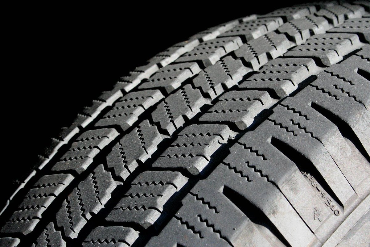 CARFAXca's tweet image. Rotate your tires regularly - balder tires on the front increases the risk of losing steering control #caradvice