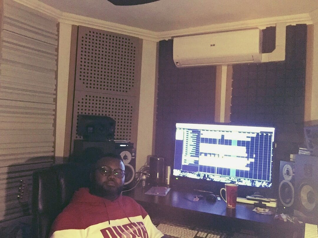 MiCasaMusic's tweet photo. We busy putting finishing touches to our track with @wizkidayo ... Sounding so fresh! #authentic #differentcut ✂✂✂ https://t.co/w5aT8xnypu