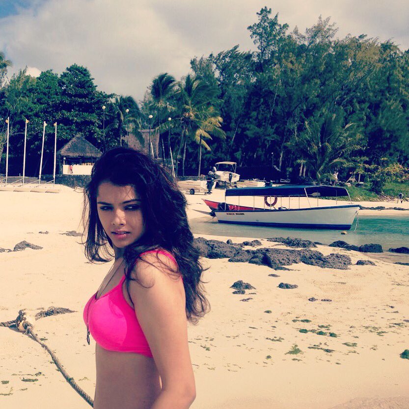 snehasofficial's tweet photo. #me #sneha #Mauritius #beach #❤️ https://t.co/FbKXCtMSRs