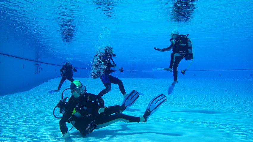 If you've always wanted to take scuba diving lessons, this is where it starts. #VidamarAlgarve