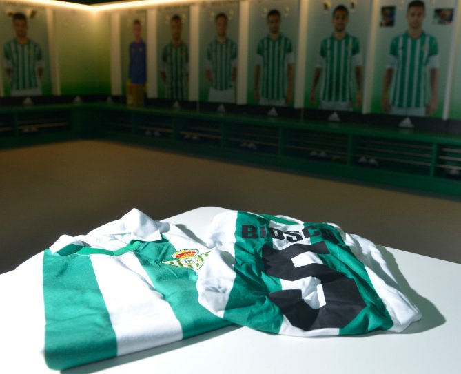 RealBetis's tweet photo. 🔮 SORTEO |¿Quién marcó los 2 goles de la final de 1977? 🏆⚽  ¡Recuerda que sorteamos esta camiseta! 😍 #CamisetaBiosca https://t.co/UsGCK5KrjD