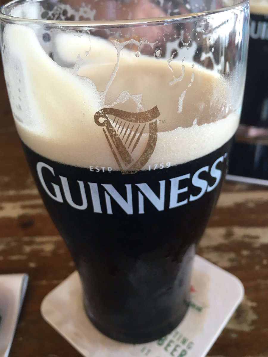 prumpers's tweet photo. @PARADicmSHIFT look at the artefact on this glass! https://t.co/DTYhxjsMAh