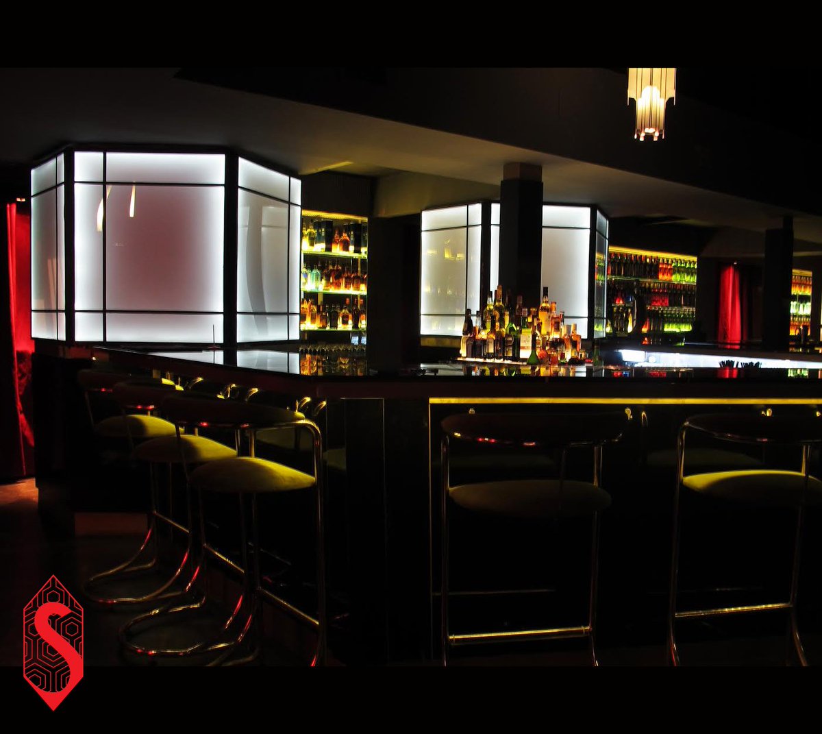 "A la realidad le gustan las simetrías y los leves anacronismos" J.L.Borges