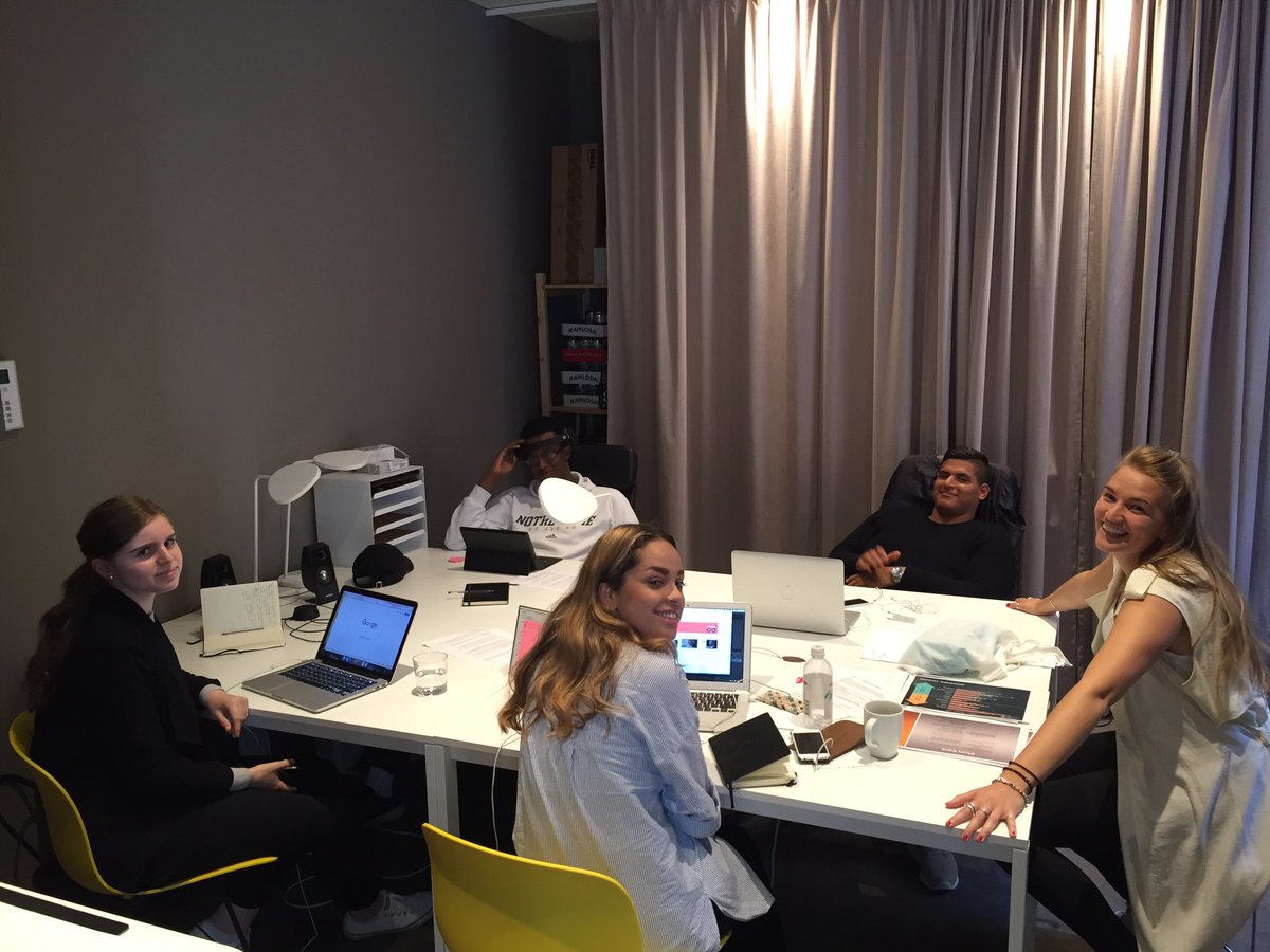 cpbscandinavia's tweet photo. Alice coachar deltagare av #stockholmopen med briefen att locka fler unga till läraryrket. https://t.co/lKz3KEGgDA