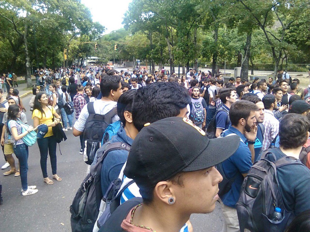 AnonymusZulia's tweet photo. Represión en la UCV, tras protesta contra la inseguridad #14Jun https://t.co/mepG8I1rKn