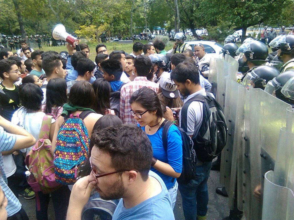 AnonymusZulia's tweet photo. Represión en la UCV, tras protesta contra la inseguridad #14Jun https://t.co/mepG8I1rKn