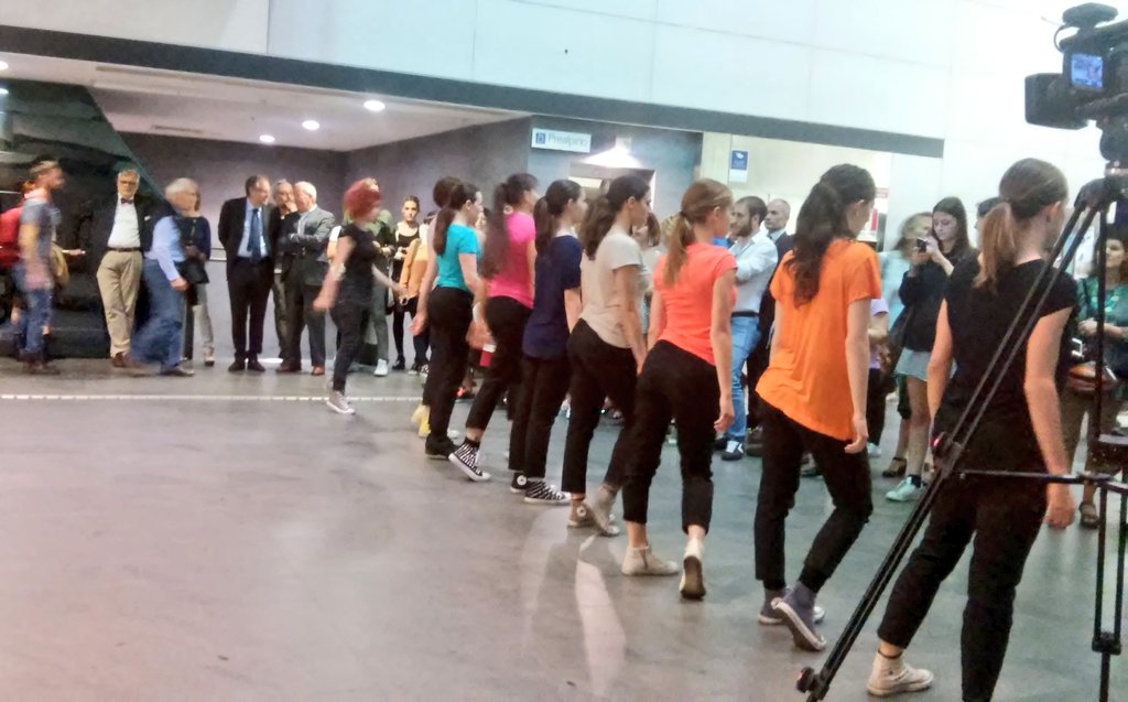 Moving_Culture's tweet photo. È il momento della #danza con la #Scuola di Ballo #Studio76 #movingculturebox https://t.co/Bu9pazl7Cu
