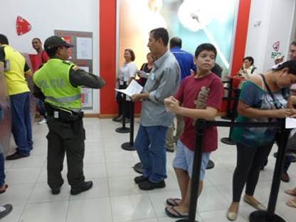 PoliciaColombia's tweet photo. Si observa movimientos extraños en el banco o cajero electrónico, informe a la línea 123. #VacacionesSeguras https://t.co/DITMtP4mzp