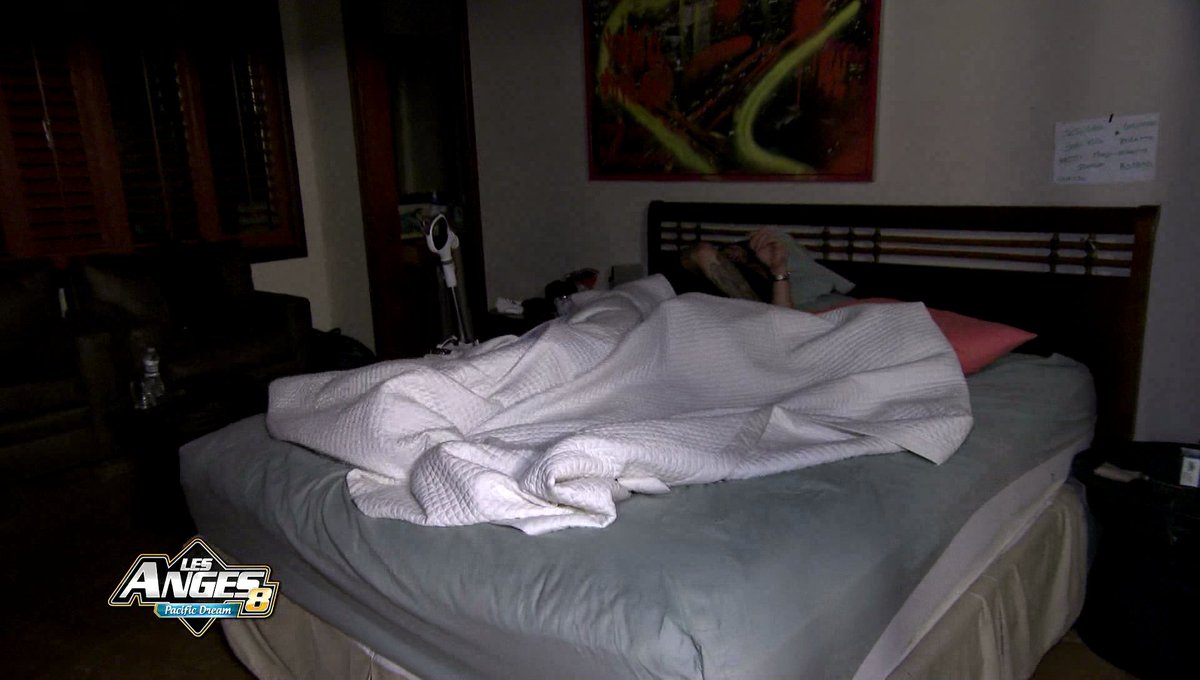 LesAngesTV's tweet photo. La tactique de @coraliess9off a payé ! @_jeffreak_ s'éclipse et #CocoRaph se couchent en amoureux 😊 💕 #LesAnges8 https://t.co/QsYNtbcLet