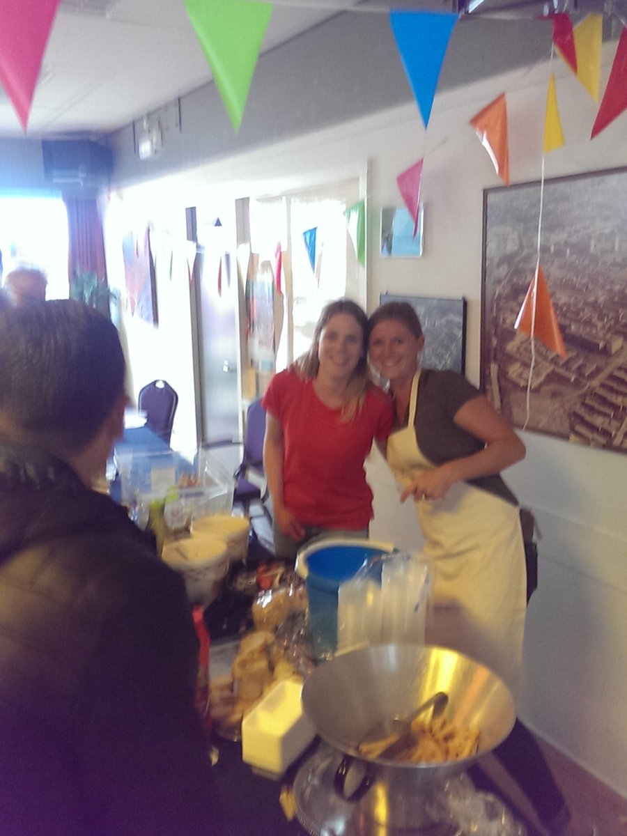 LeeftSamen's tweet photo. @kinderopvangkikkerrik super hulp bij buurtbbq kerkelanden @GemeenteHsum  @LeeftSamen https://t.co/kdXGIgc9MT
