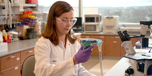 PhRMA's tweet photo. Learn how biopharma researchers like Jen are in the problem-solving biz: https://t.co/XdmM6Jna4p #Hope2Cures https://t.co/uGCL2UeRZ5