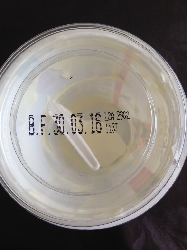 Kláraði skyrið, lokaði dollunni og sá þá að það er þriggja mánaða gamalt. Ég þarf að reka þann sem sér um ísskápinn.