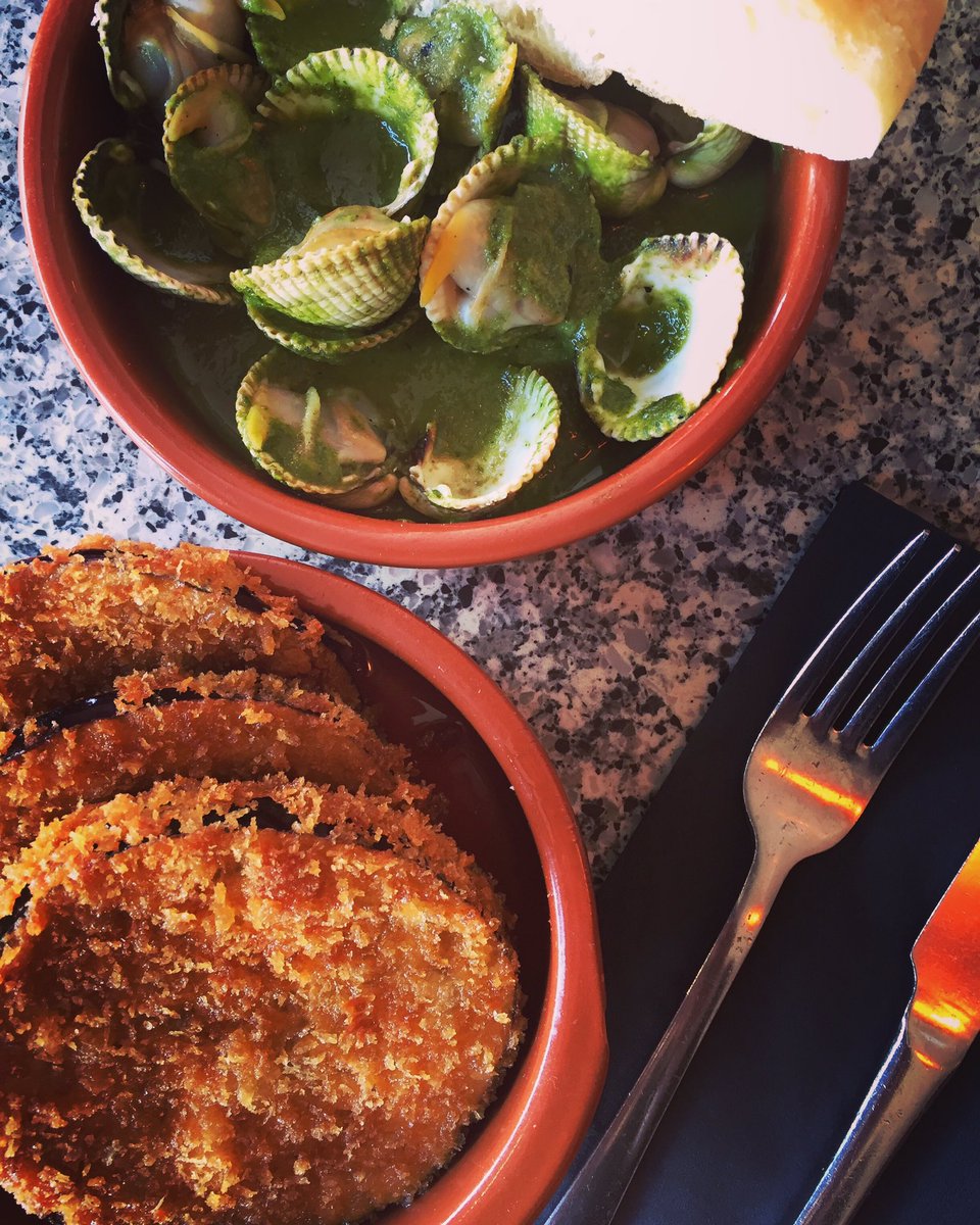 NeillsHill's tweet photo. Aubergine Fritters with honey & lime & Almejas en salsa verde (Clams with green garlic sauce)
#NewTapas 🇪🇸 https://t.co/GJerQddPpz
