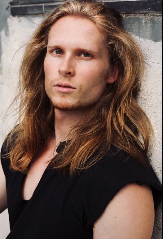DoozyLion's tweet photo. @AaronGroben just saw you in Zoombies and for some reason I thought you looked like clay Matthews. https://t.co/wnkx4WeyVd