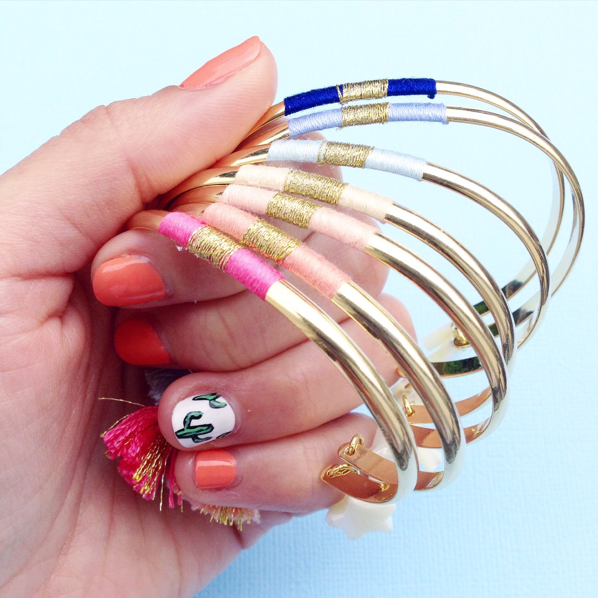 AmeLysCrea's tweet photo. Les jolies couleurs de joncs Lyre pour le Pop-Up de @mayandjuneparis 🎨 #PopUpShop #jonc #bracelet #handmadeaccessory https://t.co/ayPMSznOWT