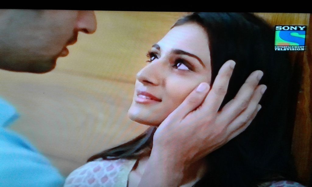 PravasinPradhan's tweet photo. Guys who said there is no raining  look at here its  raining devakshi's romance💑💃💃💘💝😍
#Devkshi #Dev#Sona#Luv#Romance https://t.co/XcavZZ9IhQ