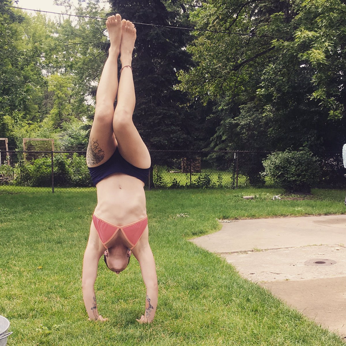 mamaphylaxis's tweet photo. #handstand #fitmom #momof4 #whatsyourexcuse #fitness https://t.co/q50ZoFgPgZ