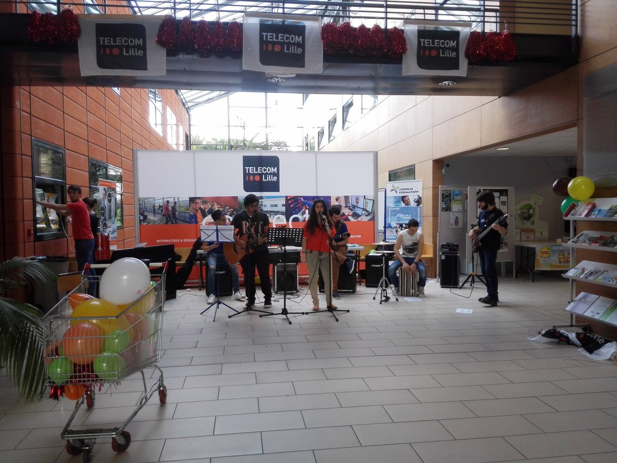 bdatelecomlille's tweet photo. Préparation du TL day à @TelecomLille ! Tt le monde s'active pour demain. Grosse journée ;) Venez nombreux! @bdeTL1 https://t.co/rmyaRtwc5e