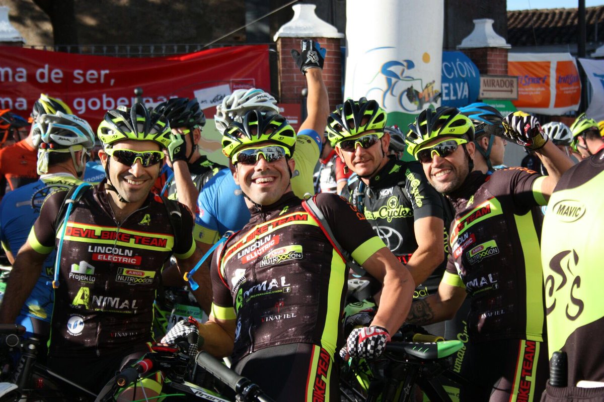devilbiketeam's tweet photo. #MaratónSantaAnaBTT
Nuestros #DevilBoys @AntonioDguez2 @antoniodiaz6678 y @Gordillox2 y @JoseSuarezJasp de Human. https://t.co/nUMdMg14mP