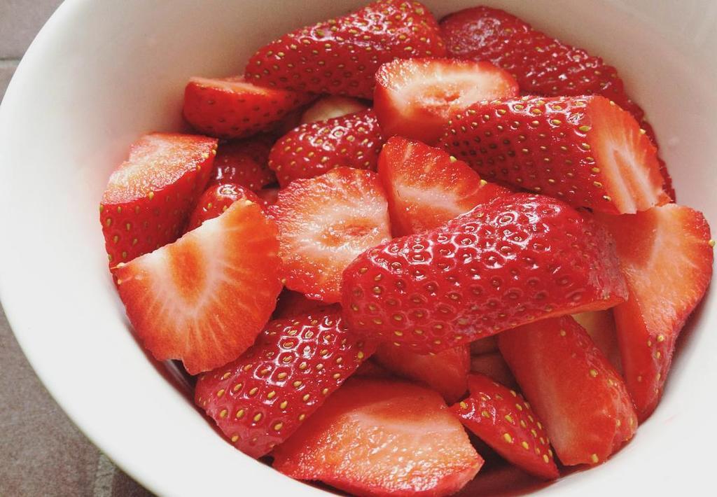 GreenLabelOrg's tweet image. If you're not already a fan of strawberries, you should be.🍓🙌 Not only are they juicy, sum… ift.tt/1tr4WRk