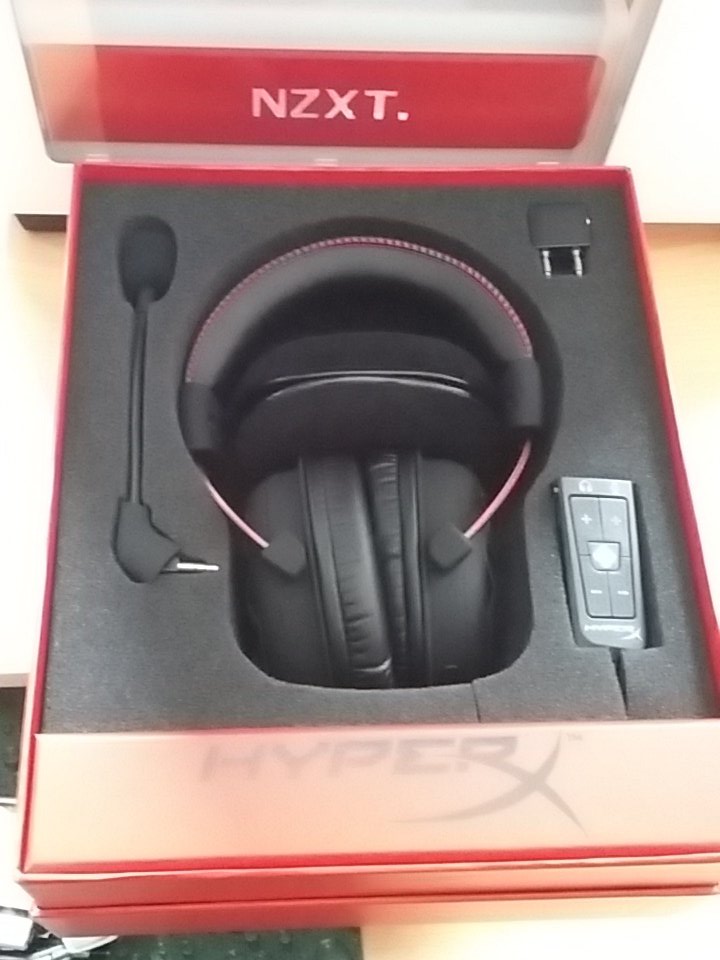 Loxtail's tweet photo. Got a new head set today! https://t.co/Rc9mCXD4oQ