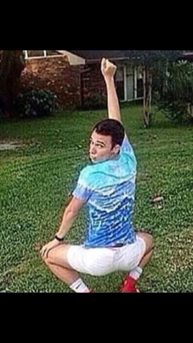 Inkayyyy's tweet image. Police: "DROP YOUR WEAPON NOW" 
Me: