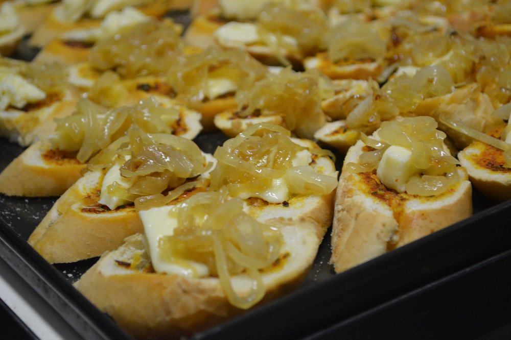 ColonCenter's tweet image. Preparando unas ricas bruschettas #BuenMiercoles #catering #eventos #Colon