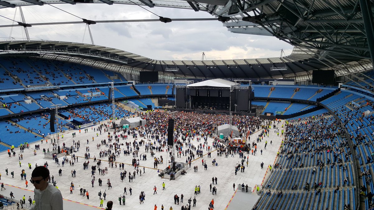 robbiesbrewery's tweet image. We are taking a small break from brewing to support our boys in @BlossomsBand tonight.