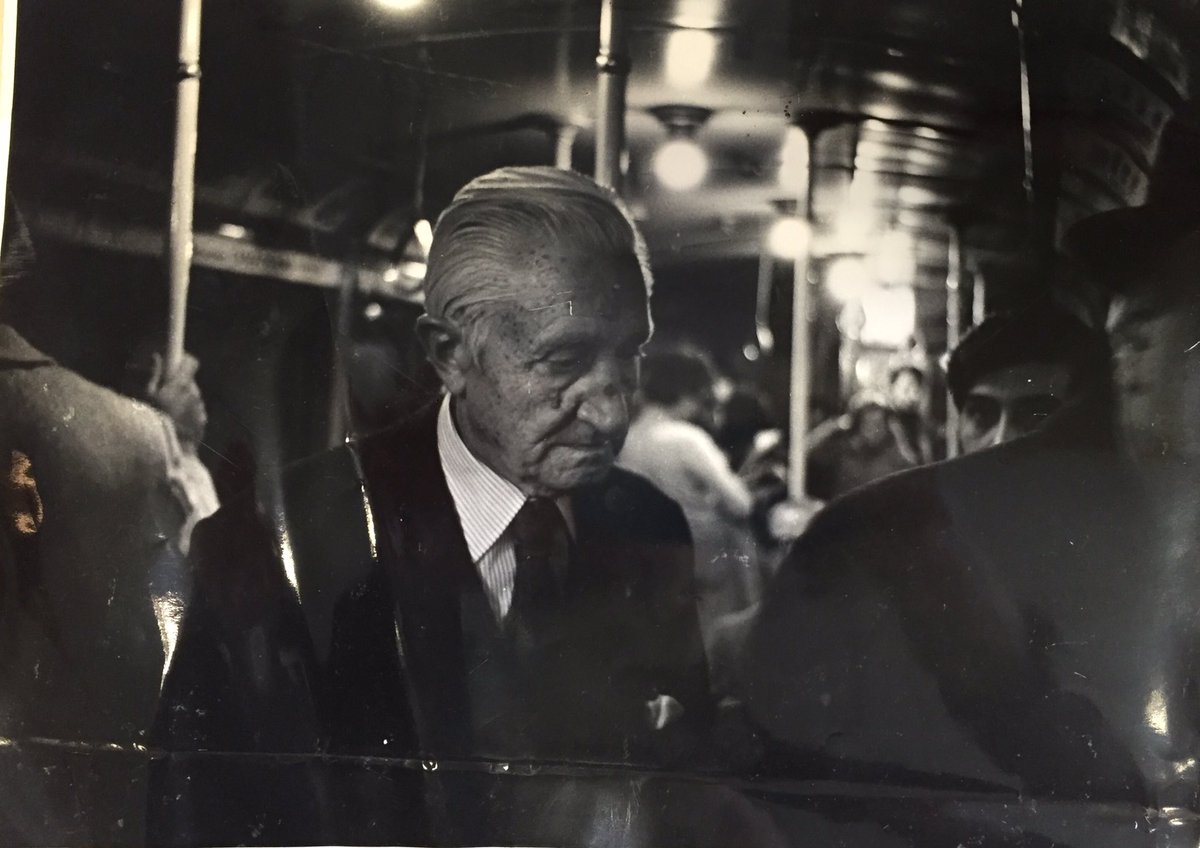 julianzocchi's tweet photo. Don Arturo Illia andando en el subte porteño durante su presidencia. @LeanIllia https://t.co/hpxH1fdoGe