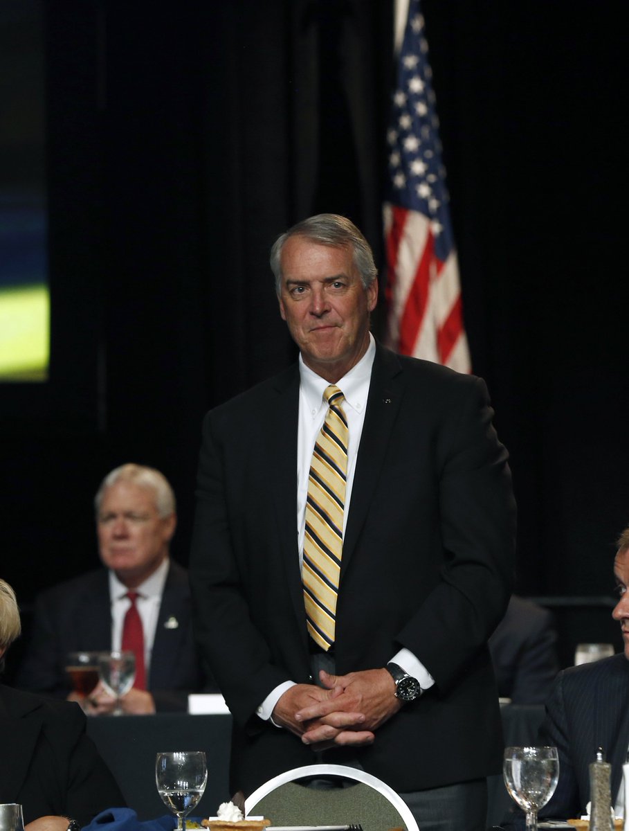 TheIowaHawkeyes's tweet photo. Gary Barta: AD of the Year #Hawkeyes #NACDA2016 (Darren Miller/hawkeyesports.com) https://t.co/Mdd18SGHu0
