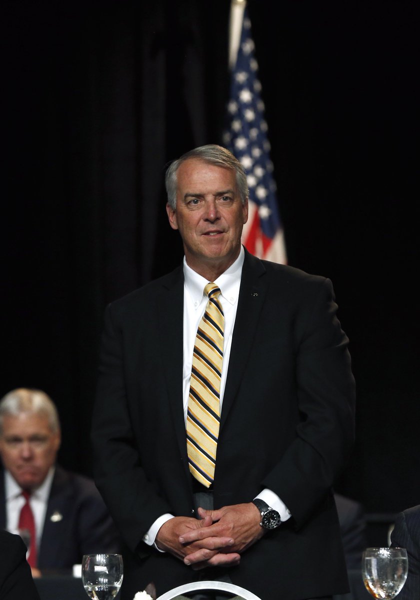 TheIowaHawkeyes's tweet photo. Gary Barta: AD of the Year #Hawkeyes #NACDA2016 (Darren Miller/hawkeyesports.com) https://t.co/Mdd18SGHu0
