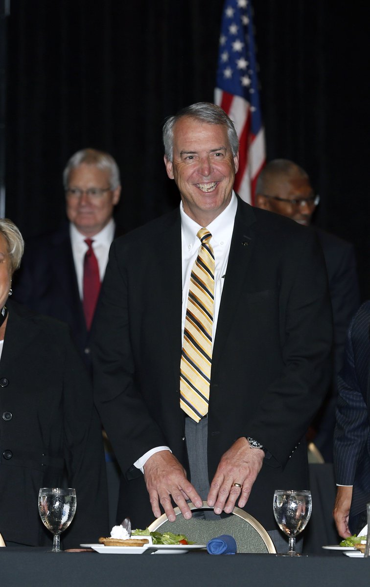 TheIowaHawkeyes's tweet photo. Gary Barta: AD of the Year #Hawkeyes #NACDA2016 (Darren Miller/hawkeyesports.com) https://t.co/Mdd18SGHu0