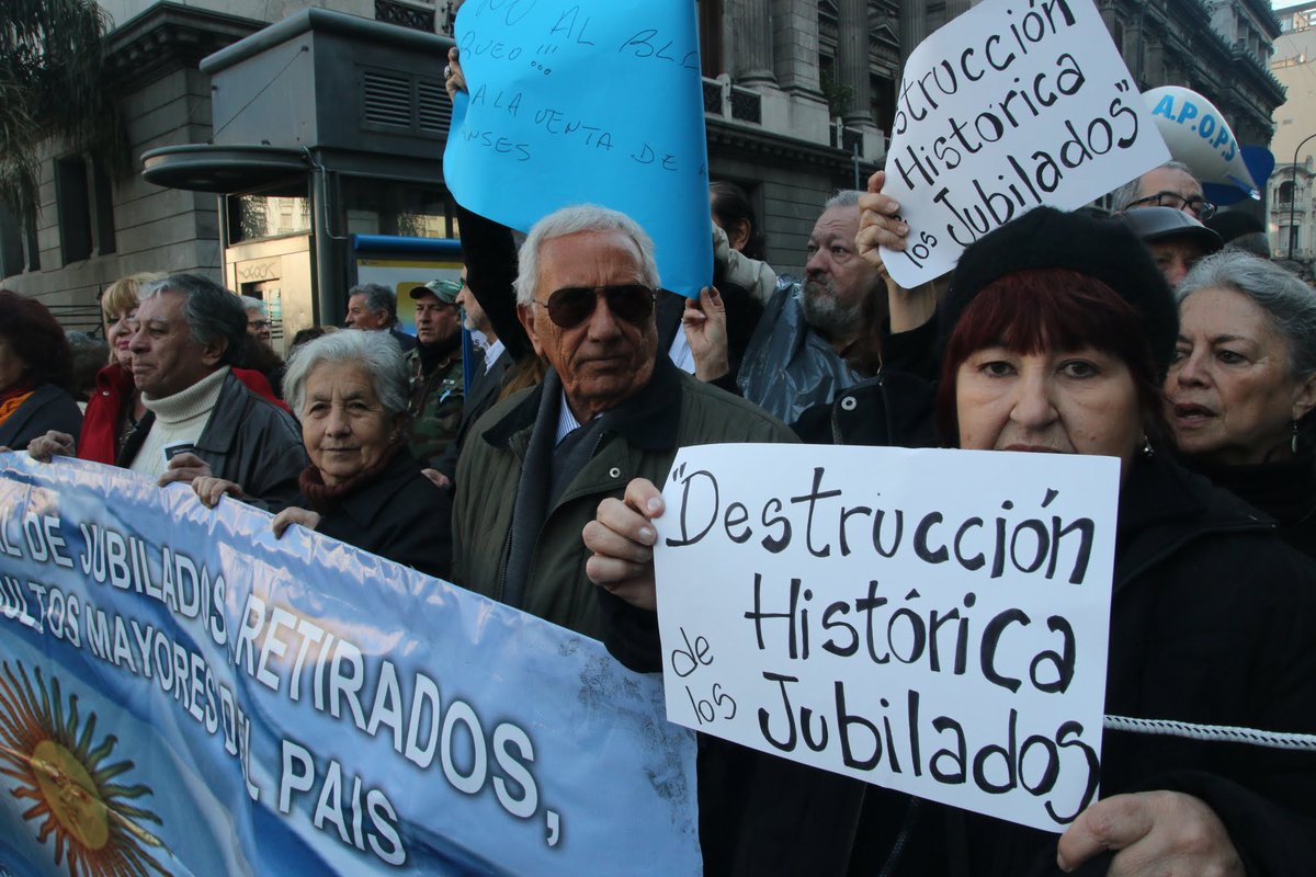 larroqueandres's tweet photo. En la puerta del Congreso, junto a jubilados contra la destrucción del sistema previsional https://t.co/WInF8GR375 https://t.co/YH8Q7gD97e