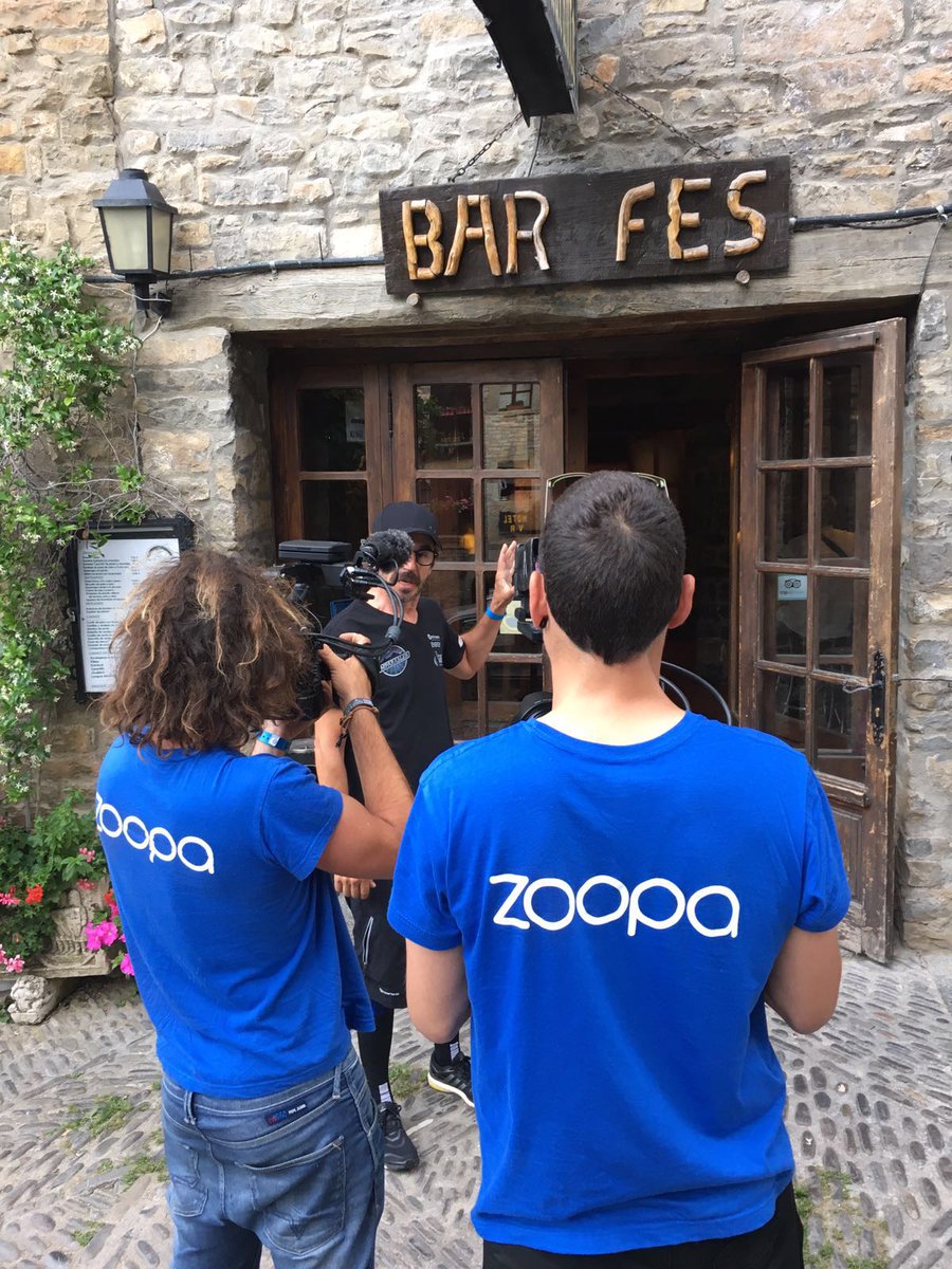 ZoopaNetwork's tweet photo. Después de un día intenso, los @ImparablesTV van a cenar en Ainsa... Y nosotros los grabamos!!! 👍💪 #Zoopateam https://t.co/ZMosWLbNBZ