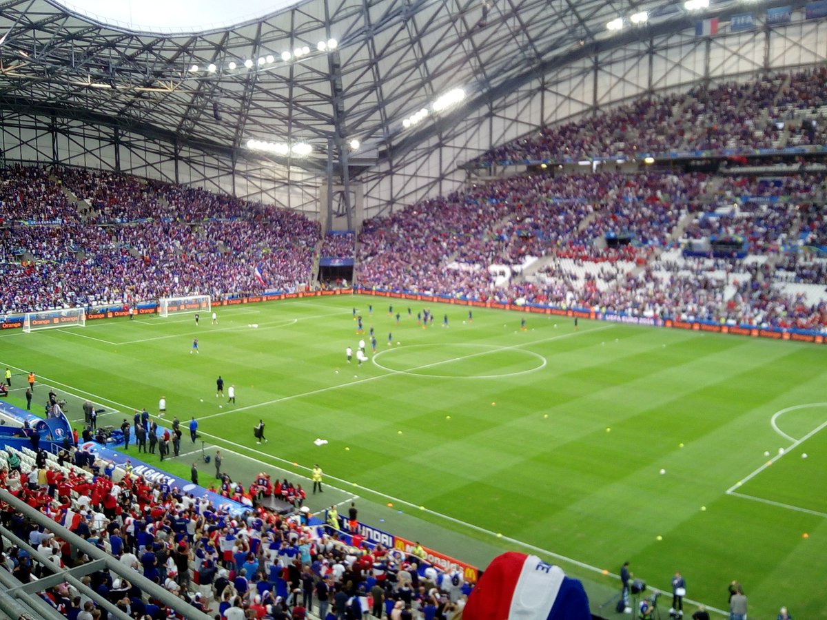 bruno_bellone's tweet photo. Avec mes coéquipiers de @SocialFoot_fr à Marseille ce soir pour supporter les bleus ! https://t.co/vLvDjERPSJ