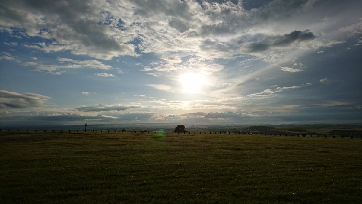Rheayeung's tweet photo. Took this whilst up on the downs after the storm on Sunday. #downsphoto @DunstableDwnsNT https://t.co/4cQuOVTECI