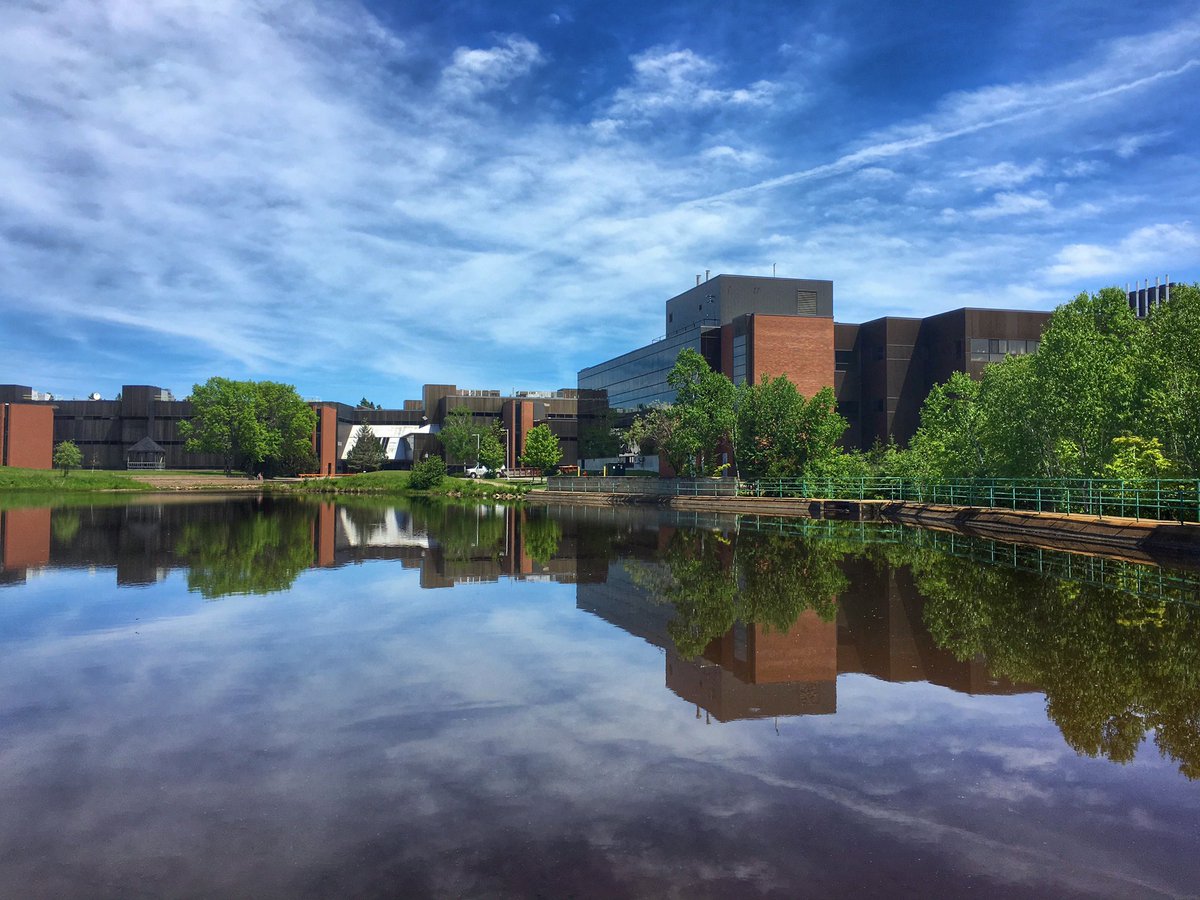 Nipissing University nằm trên một vách đá nhìn ra Hồ Nipissing ở thành phố North Bay, tỉnh bang Ontario