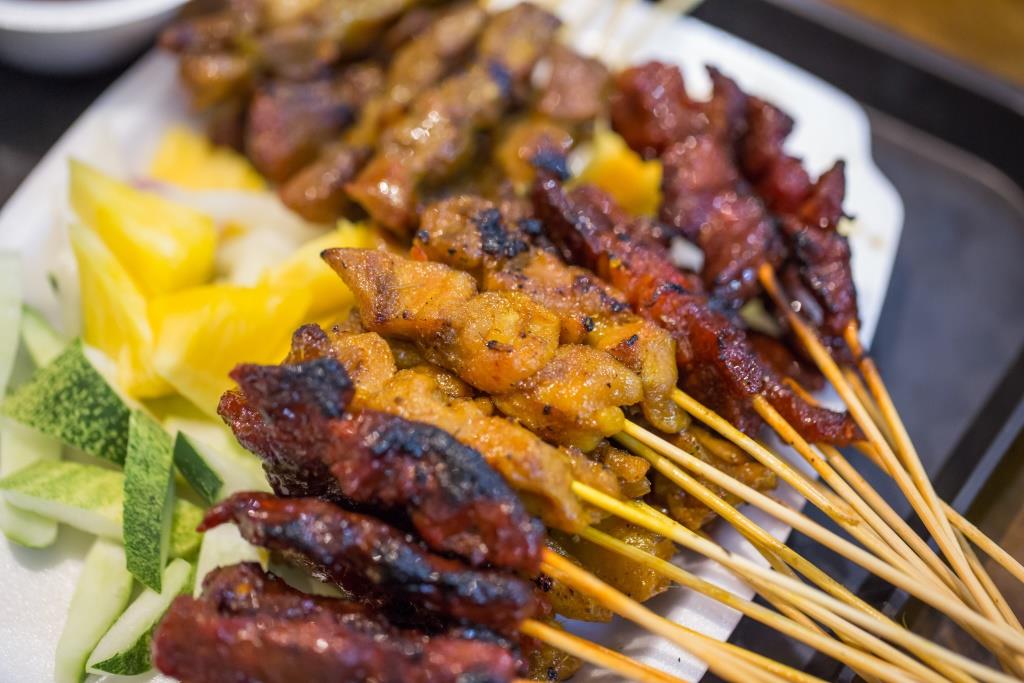 ShangriLaHotels's tweet photo. A4 There's nothing like a traditional hawker centre in #Penang, #Malaysia! Delicious &amp; entertaining! #ExpediaChat https://t.co/9f2Mq2exf2