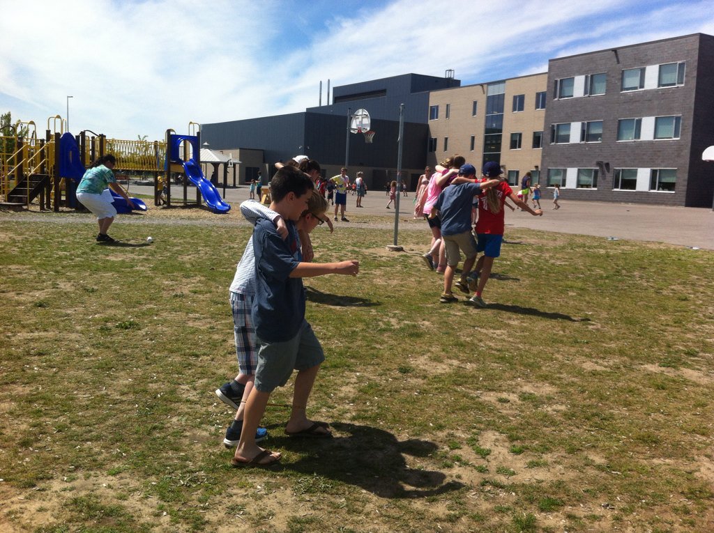 BanhamJennifer's tweet photo. Learning about landfills with a three legged trivia race? Yes please! #ecoblast @queensu @SirJohnA_LDSB https://t.co/lJo88jgL3K