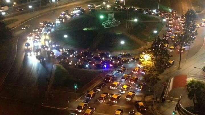 TaxiRamone's tweet photo. #Uber_ARG es #UberTrucho acá, en Chile y en toda América. Nunca es tarde colega chileno. A éstos los echamos todos https://t.co/b8dkmZteUw