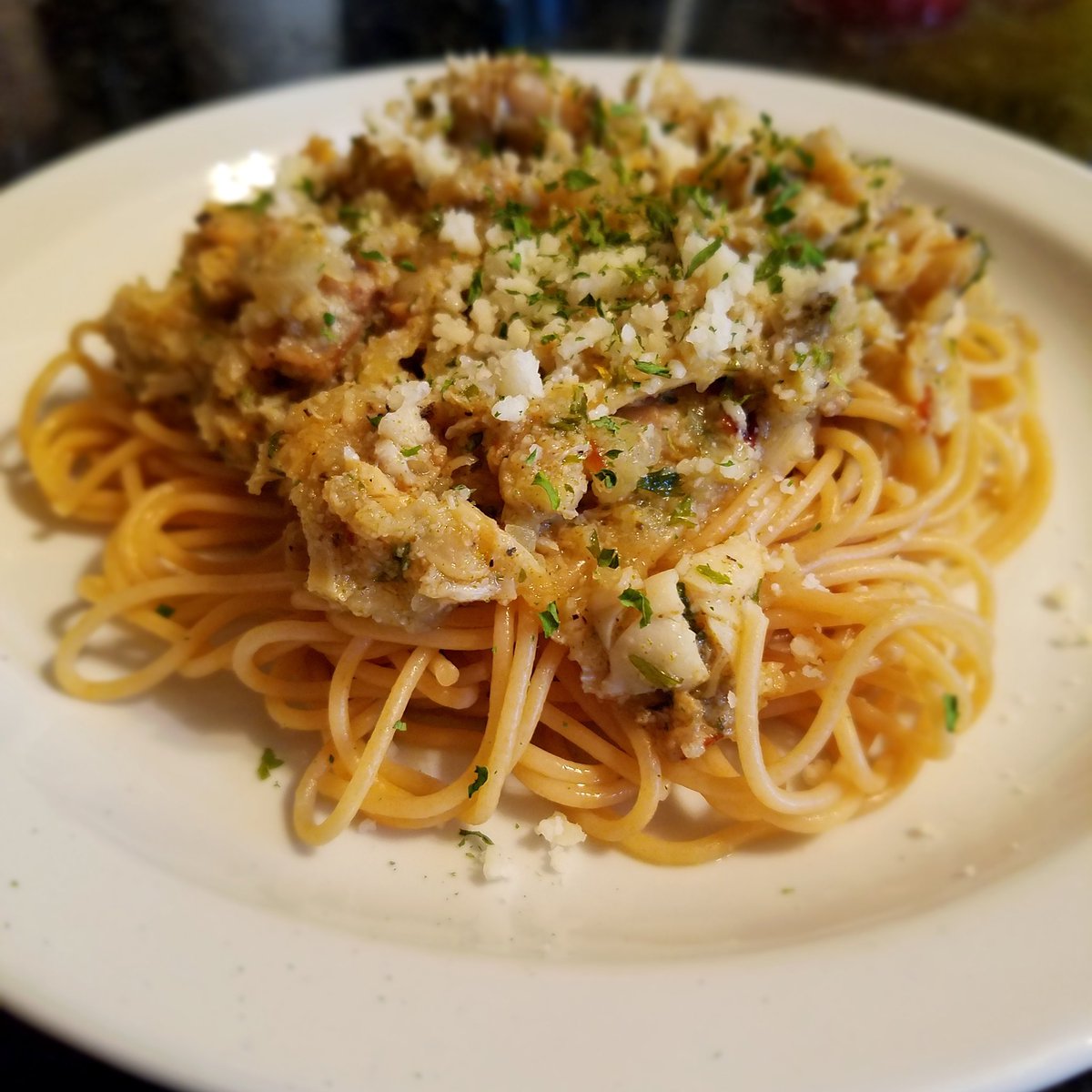 kelspalate's tweet photo. Spaghetti with clam sauce. #parsley #garlic #clams #lemon #foodporn #dinner #kelspalet https://t.co/aRCdhwEe0q