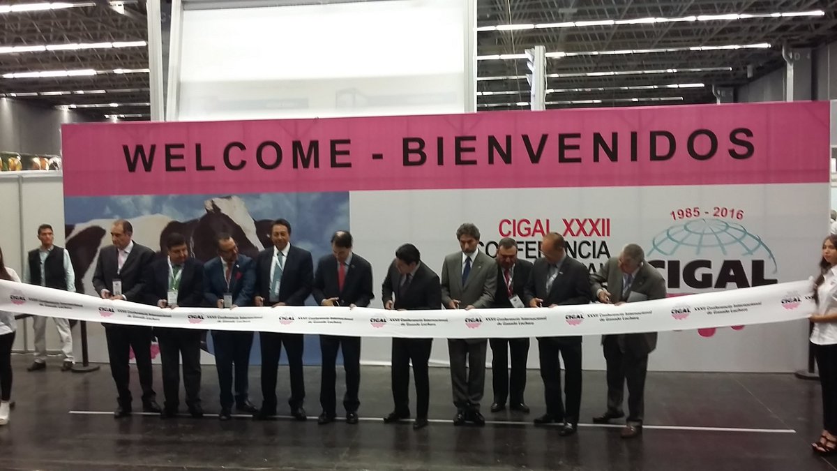 SaderJal's tweet photo. Inicia corte de listón de la XXXII @cigal_mx https://t.co/Z9JdBwalal