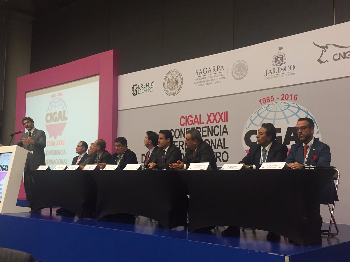 ana_villalpand's tweet photo. @FranciscoGurria refrenda el compromiso de autoridades federales y estatales con el sector lechero en @cigal_mx https://t.co/seP5NZiVl2
