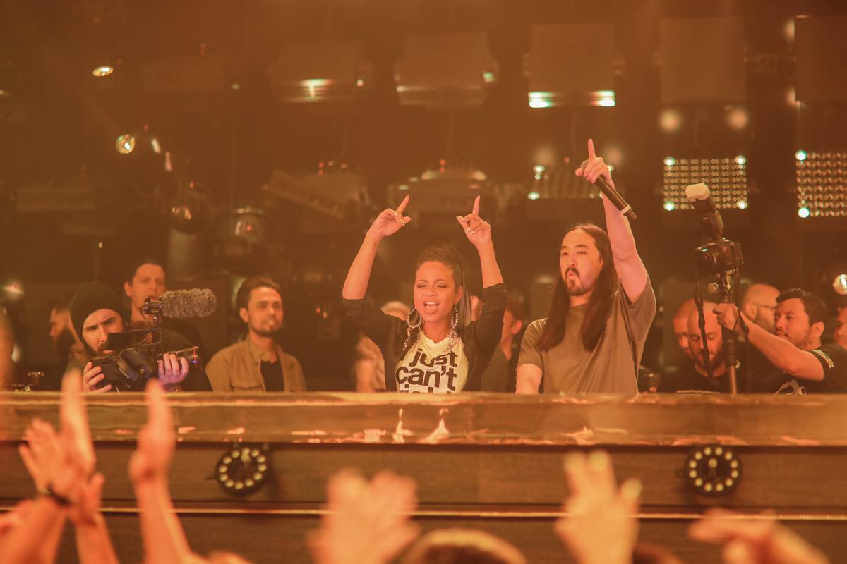 DenisePernula's tweet photo. .@ChristinaMilian parties with @SteveAoki at the hot new nightclub @JewelLasVegas inside @AriaLV #ImwiththeDJ #Vegas https://t.co/nIH94igy7s