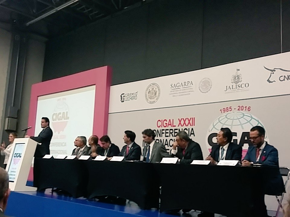 SaderJal's tweet photo. El Gobernador @AristotelesSD destaca en @cigal_mx el liderazgo de Jalisco el #GiganteAgroalimentario en el sector. https://t.co/bD4qb7QIKS