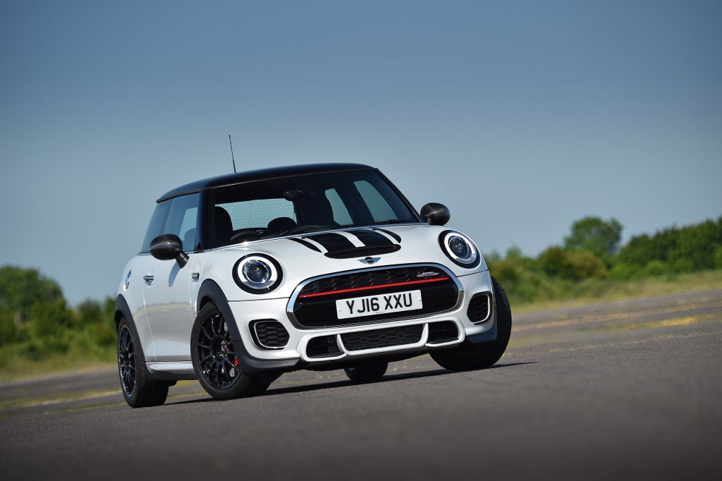 Sub7blog's tweet photo. MINI reveals race-bred JCW ‘Challenge’ https://t.co/Ol8dQS61lw https://t.co/hWiWJNTRaS